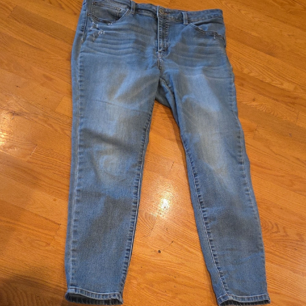 Time and Tru Denim Blue Cropped Jeans